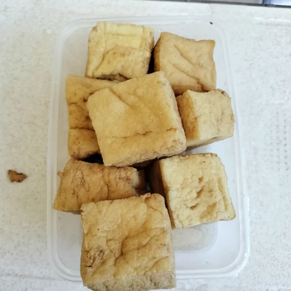 Cuci bersih tahu lalu potong dadu atau sesuai selera.