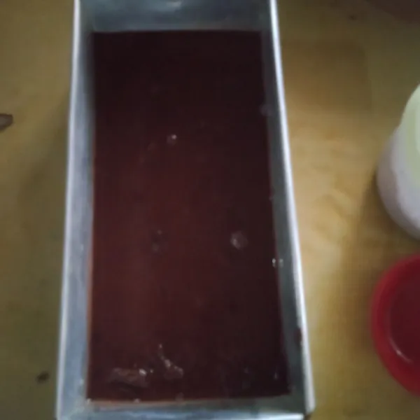 Tuang adonan coklat di loyang persegi empat dan biarkan membeku.