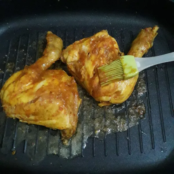 Siapkan pemanggang double pan, lelehkan mentega dalam pan. Panggang ayam sambil dibolak-balik dan diolesi dengan bumbu ungkep pada setiap sisinya. Angkat dan sajikan selagi hangat.