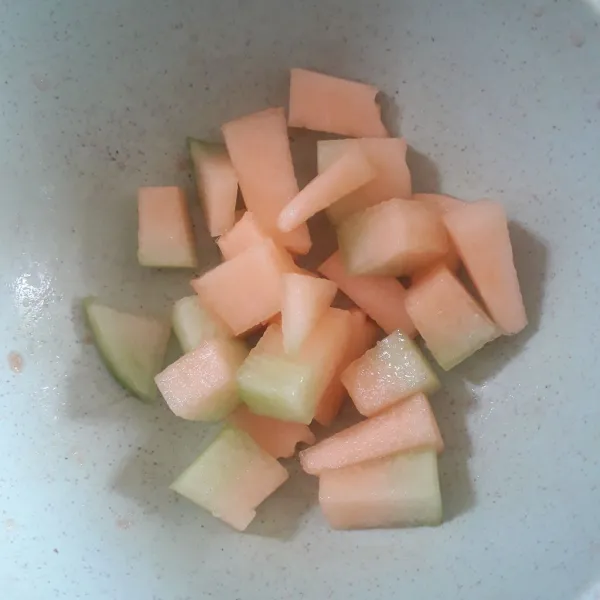 Potong-potong buah melon. Sisihkan dalam mangkuk.