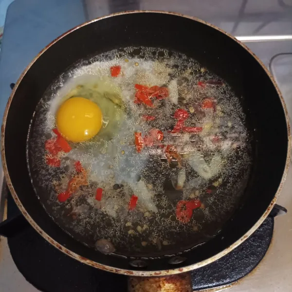 Tuang air hingga mendidih lalu masukkan telur masak sebentar saja. Lalu keluarkan telur.