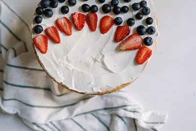 Kue dengan buah strawberry dan blueberry