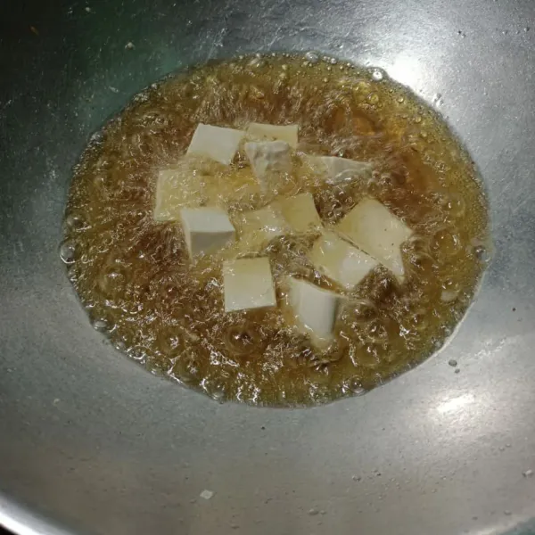Goreng tahu hingga kecokelatan.