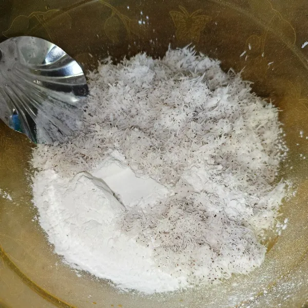 Campur tepung beras, kelapa parut dan garam.