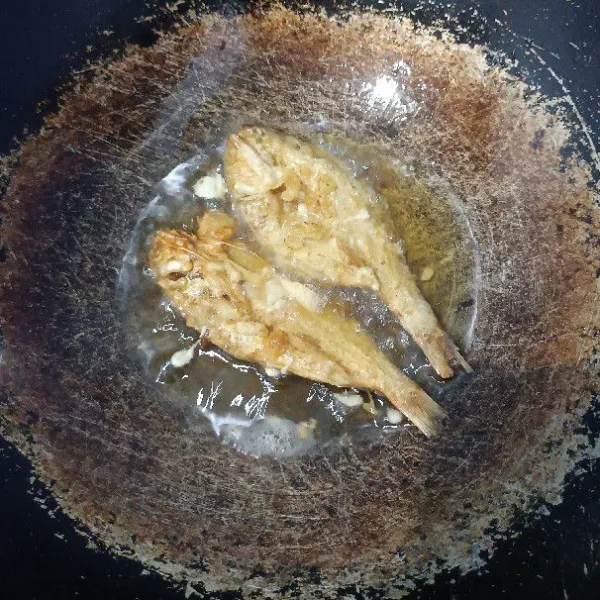 Goreng ikan asin yang telah dibaluri oleh tepung ke dalam minyak panas hingga garing.