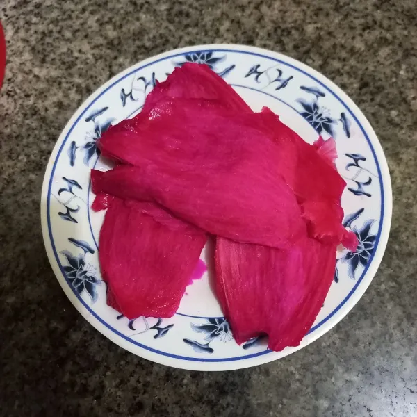 Pisahkan kulit buah naga dengan daging buah naga.
