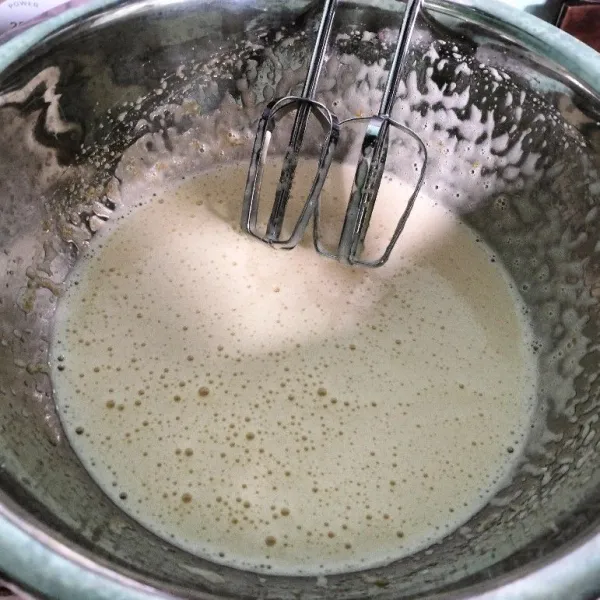 Siapkan wadah, mixer telur, gula, vanilla essence dan madu hingga mengembang.