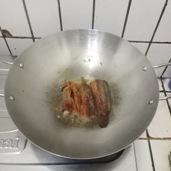 Goreng lele hingga matang. Sisihkan.