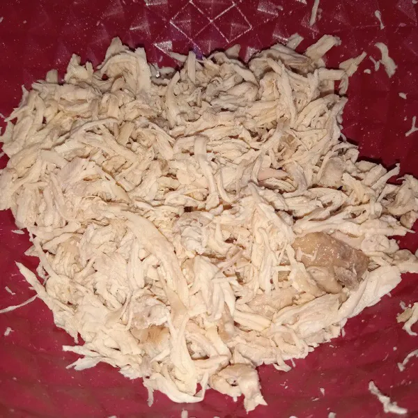 Rebus daging ayam lalu suwir-suwir.