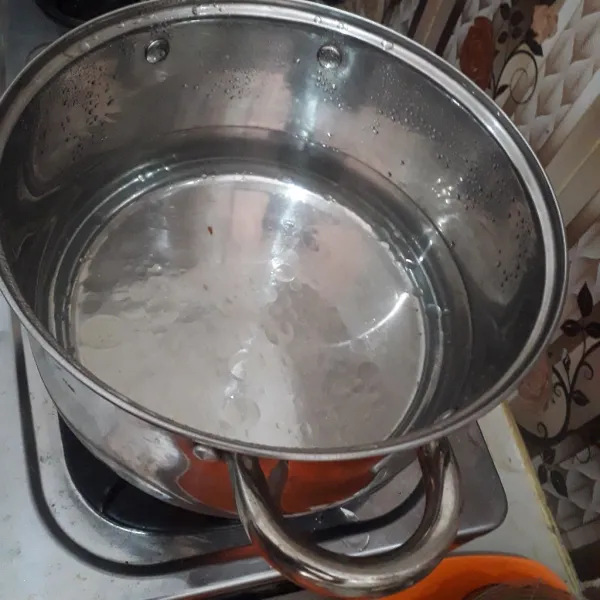 Siapkan panci berisi air, rebus air sampai mendidih. Tambahkan sedikit minyak goreng ke dalam air agar cilok tidak lengket saat direbus.