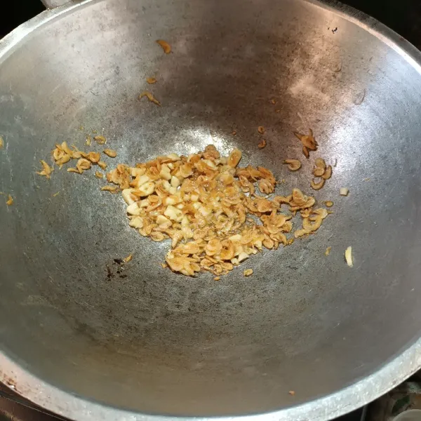 Tumis bawang putih sampai harum lalu masukkan udang rebon. Oseng-oseng sampai rebon kering dan berwarna kecokelatan. Kemudian ambil ½ bagian dan sisihkan.