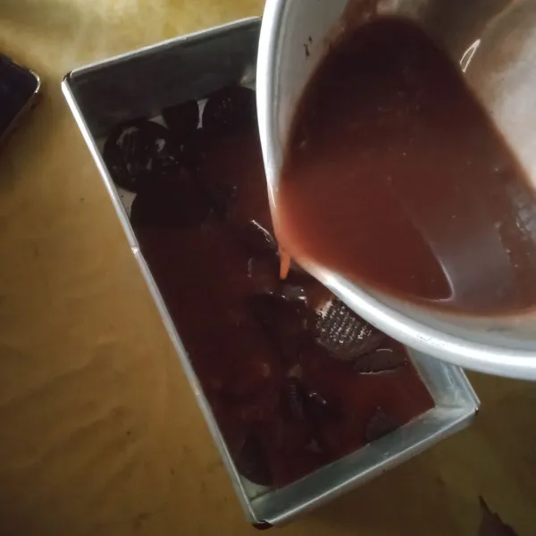 Tuang di atas biskuit sisakan 2 sendok sayur, biarkan membeku lalu tusuk-tusuk dengan garpu.