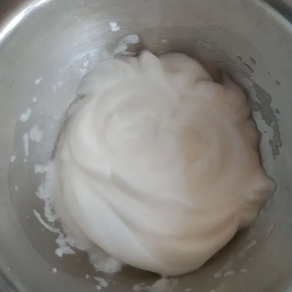 Kocok putih telur dan garam hingga setengah mengembang lalu tambahkan gula pasir, kocok kembali hingga mengembang.