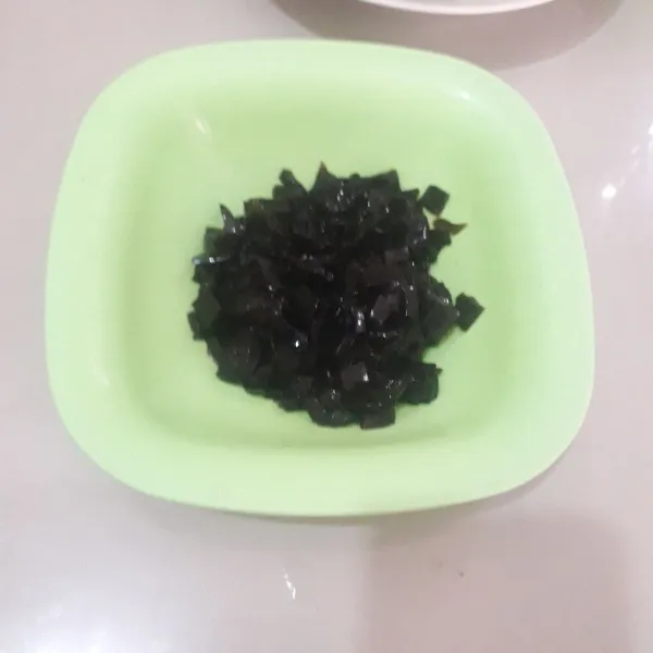 Cuci bersih dan cacah halus cincau, sisihkan dalam mangkuk.
