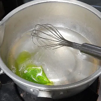 Panaskan sisa puding tambahkan sirup melon dan pewarna hijau muda.
