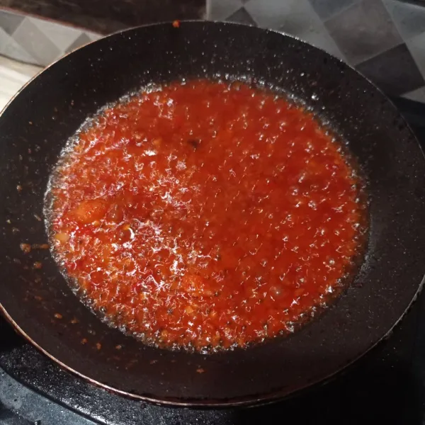 Haluskan bawang merah, bawang putih, cabe merah, cabe rawit dan tomat merah, lalu tumis sampai matang, tuang air, beri juga kaldu bubuk dan gula, aduk rata dan cek rasa.
