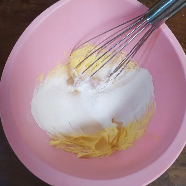 Kocok butter dengan balloon whisk selama 1 menit.
Masukkan gula halus, kocok kembali selama 1 menit.