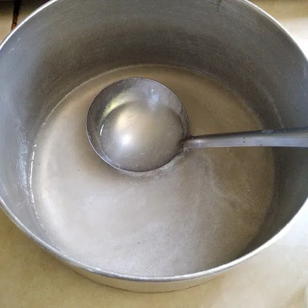Tambahkan air aduk rata, masak hingga mendidih