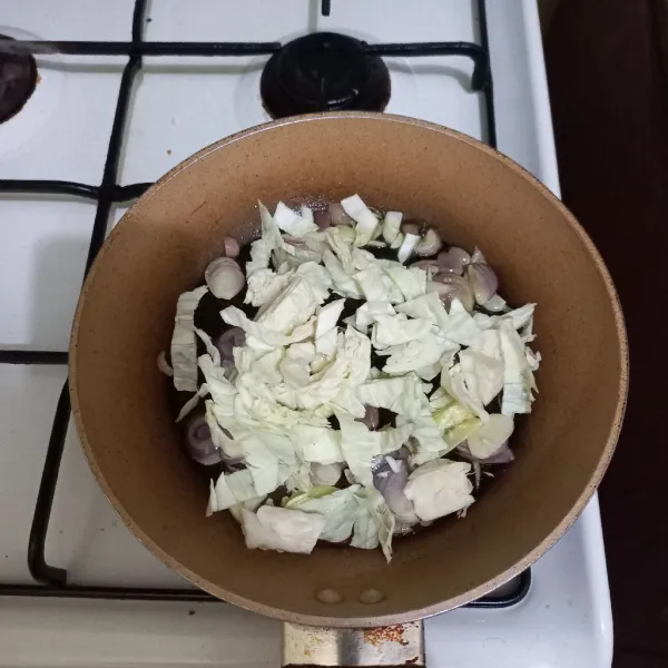 Masukkan irisan kol, aduk rata.