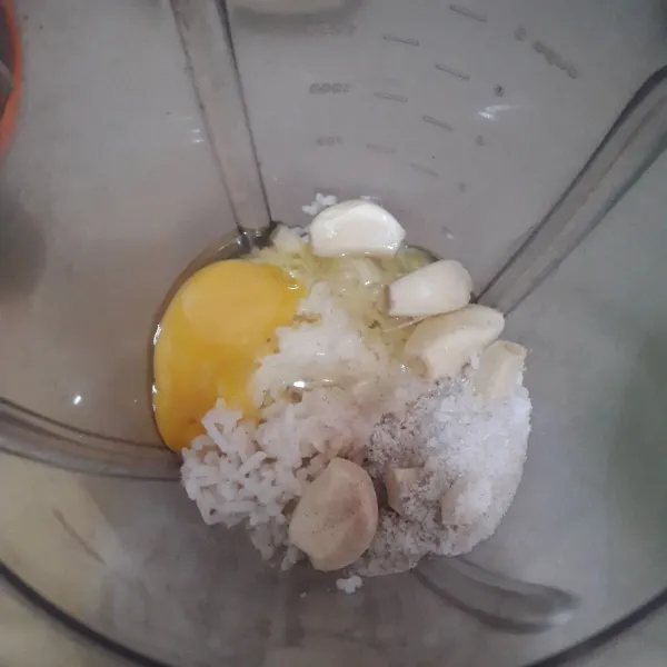 Siapkan blender, masukkan nasi, telur dan bumbu cilok ke dalam blender.