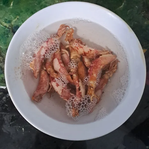 Rendam cumi asin 5 menit dengan air hangat.