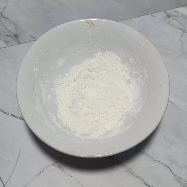 Campur tepung terigu dan tepung beras dalam mangkuk.