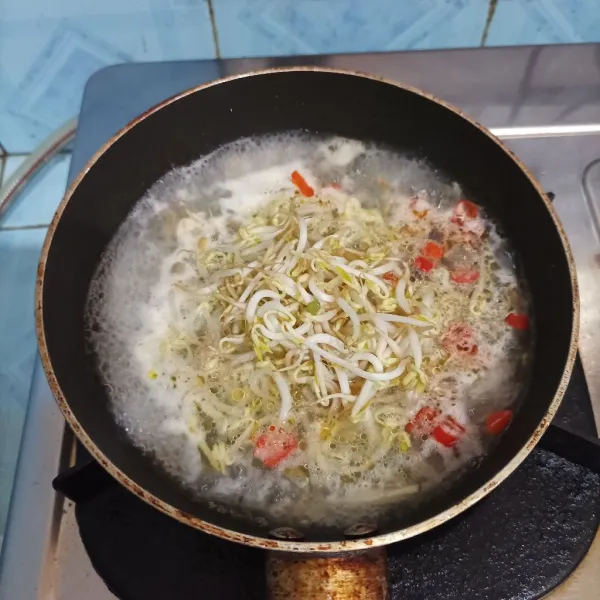 Masukan taoge masak sebentar saja.