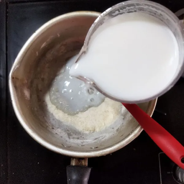 Untuk membuat puding busa biskuit masukkan gula pasir, bubuk agar-agar, susu, garam dan vanili ke dalam panci. Masak dengan api sedang sambil terus diaduk agar susu tidak pecah. Matikan api.