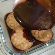 Lalu tuang kembali puding coklat, sisakan sedikit ruang di wadah, tunggu hingga set, kemudian tuang kembali puding coklat hingga memenuhi wadah, biarkan set dan mengeras, kemudian potong-potong dan sajikan bersama whip cream.