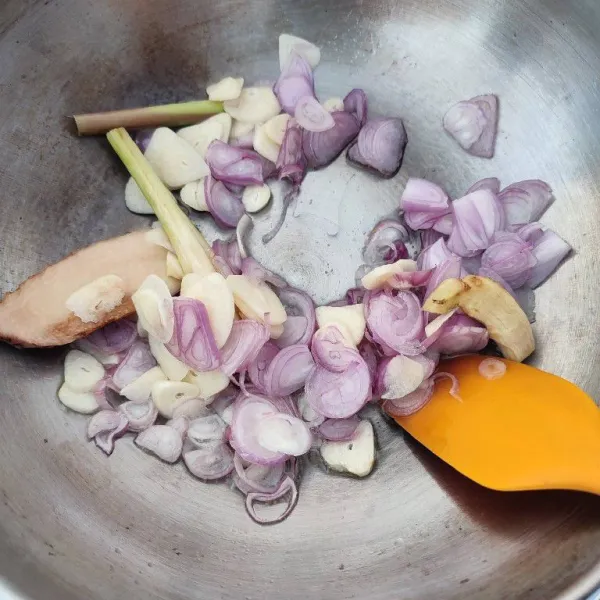 Panaskan minyak, tumis bawang merah, bawang putih, serai, jahe dan lengkuas hingga harum.