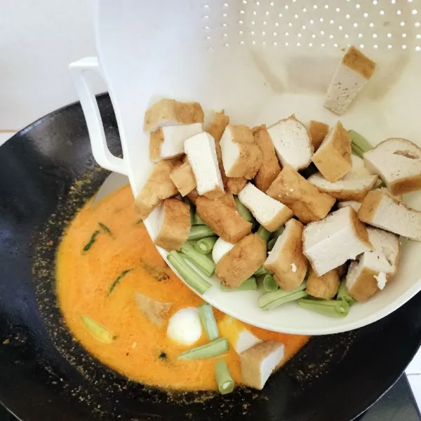 masukkan potongan tahu, buncis dan telur puyuh.