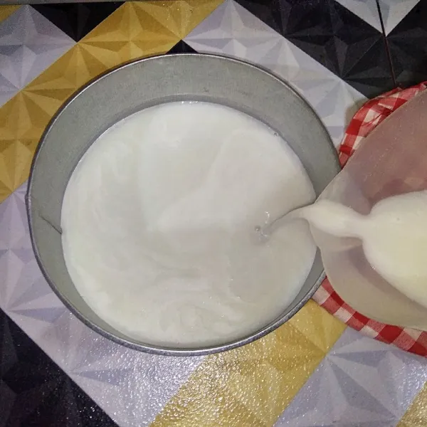 Setelah mendidih, tuang 250 ml adonan puding keju ke dalam loyang berdiameter 17 cm x 6 cm. Biarkan padat terlebih dahulu.