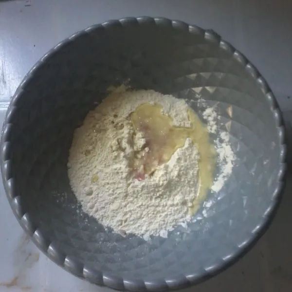 Campurkan tepung terigu dengan tepung bumbu serba guna lalu tambahkan ulekan bawang.