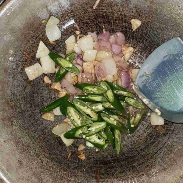 lalu masukkan cabai hijau besar tumis hingga layu.