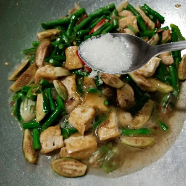 Masukkan gula, aduk rata. Masak hingga sayuran matang.