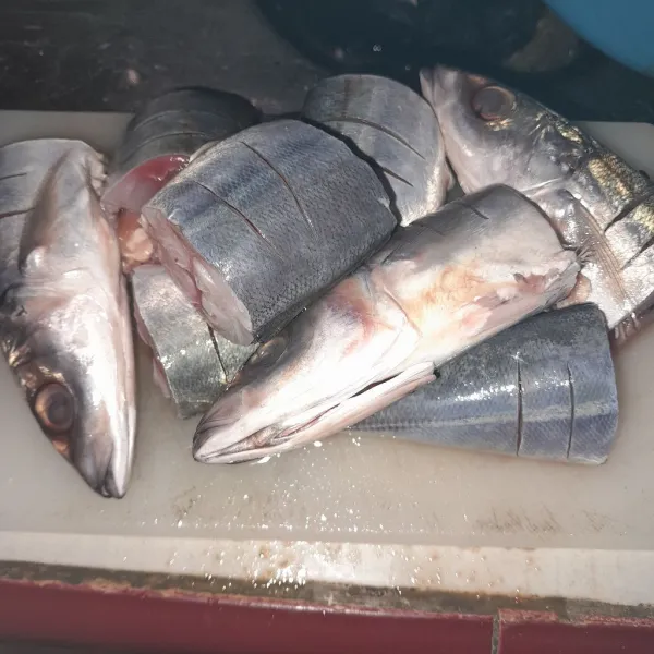 Potong ikan lalu kerat dan cuci sampai bersih.