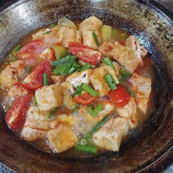 Koreksi rasa, masak hingga bumbu meresap ke tahu.