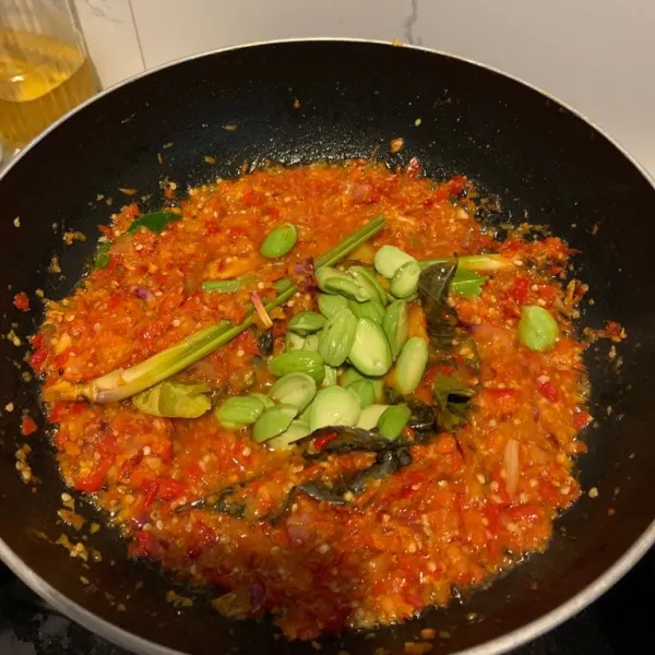 Masukkan petai. Tumis hingga perai setengah matang.