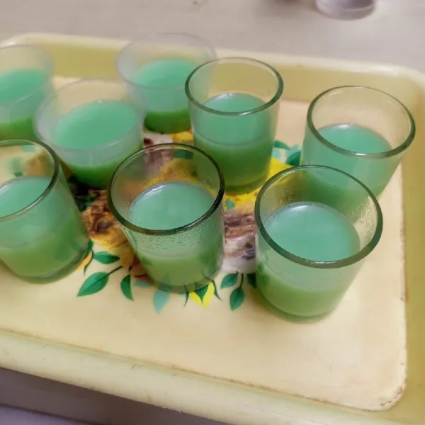 Tuang ke dalam gelas sampai 1/2 gelas biarkan setengah beku.