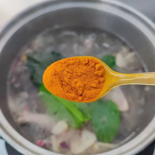 Tambahkan daun salam, daun jeruk purut dan kunyit bubuk. Masak kembali hingga ayam empuk.