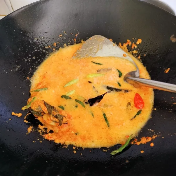 Tuang santan aduk perlahan sampai mendidih.
