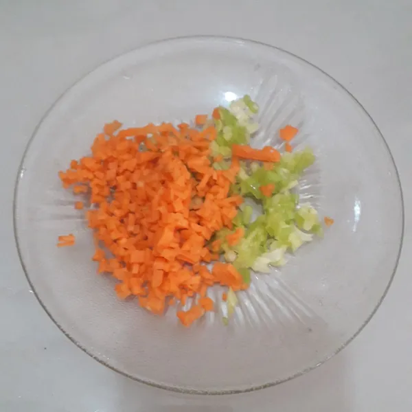 Cuci bersih dan rajang halus daun bawang. Kupas, cuci bersih lalu potong-potong dadu wortel.