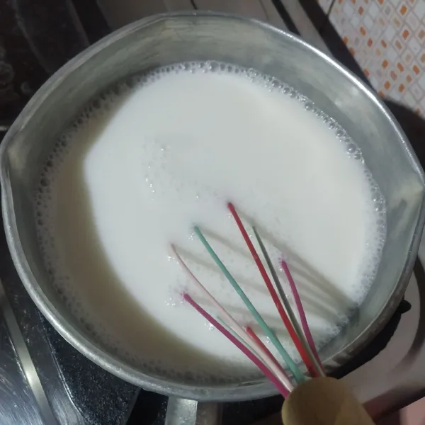 Masak semua bahan puding (kecuali buah naga), dengan api kecil sambil diaduk-aduk hingga mendidih