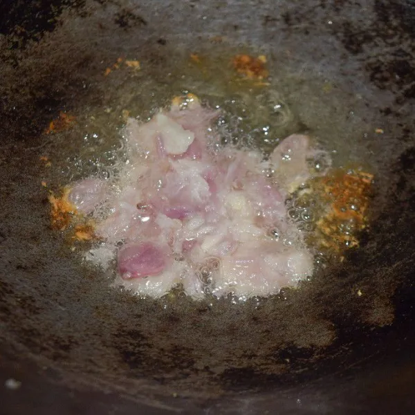 Panas minyak goreng di wajan lalu tumis bawang putih dan bawang merah hingga harum.