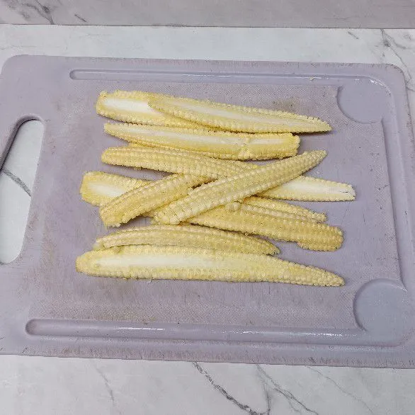 Iris baby corn menjadi 3 sampai 4 bagian setiap batangnya.