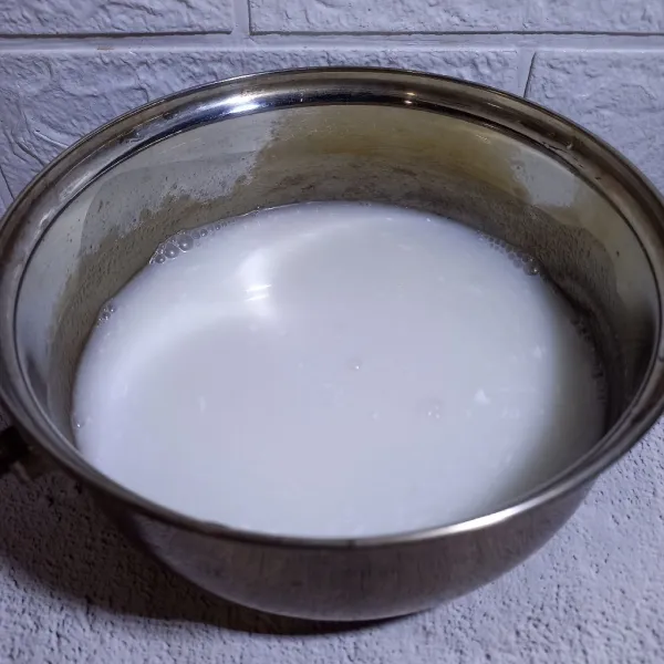 Campurkan bubuk jelly, gula pasir, garam, santan, dan air. Aduk sampai rata.