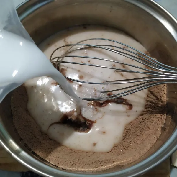 Tambahkan susu kental manis cokelat dan santan, lalu aduk hingga semua bahan larut.