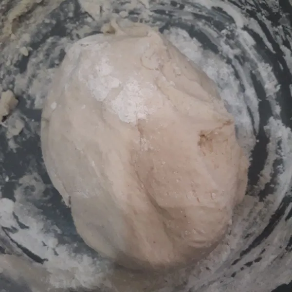 Pindahkan adonan ke dalam baskom, tambahkan tepung terigu dan tepung tapioka sedikit demi sedikit sampai adonan bisa diuleni.