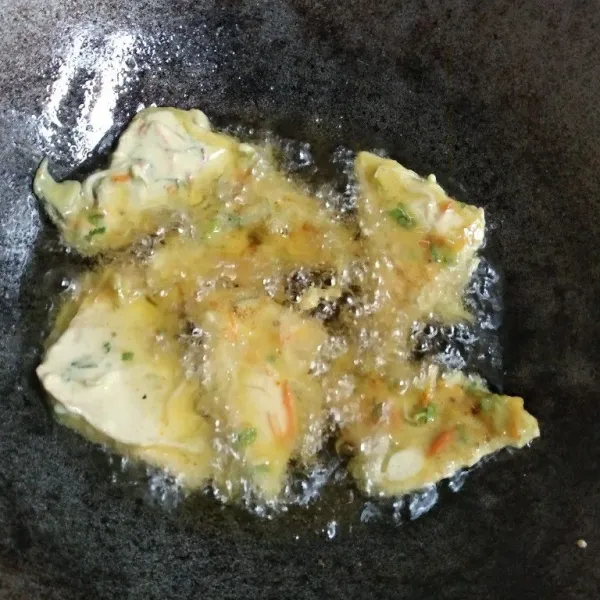 Goreng adonan sampai matang, angkat dan tiriskan.