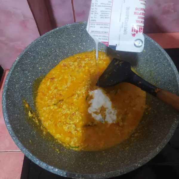 Tuang santan instan, aduk rata. Sajikan dengan sayuran rebus.